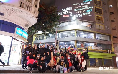 CRP SP espalha mensagens sobre cuidado em liberdade no Centro de São Paulo, no Dia da Luta Antimanicomial